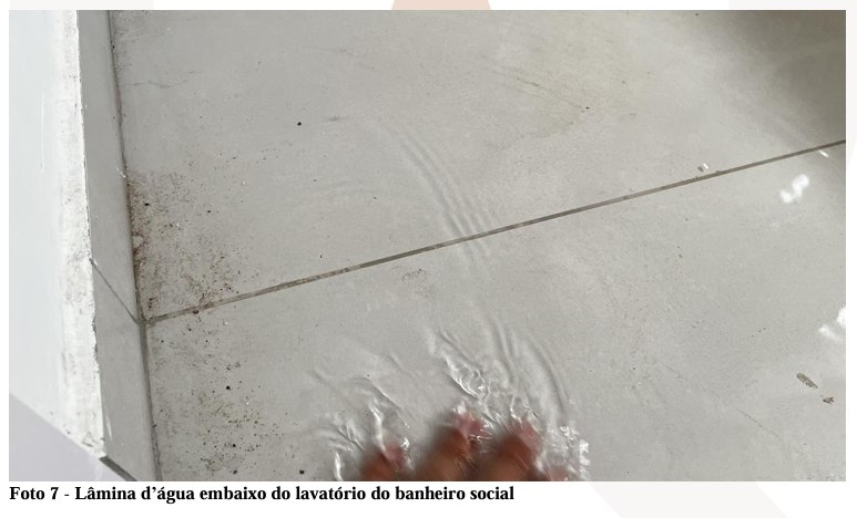 Lâmina d'água sob o lavatório
