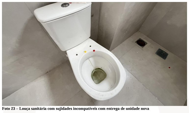 Louça sanitária com sujidades de obra