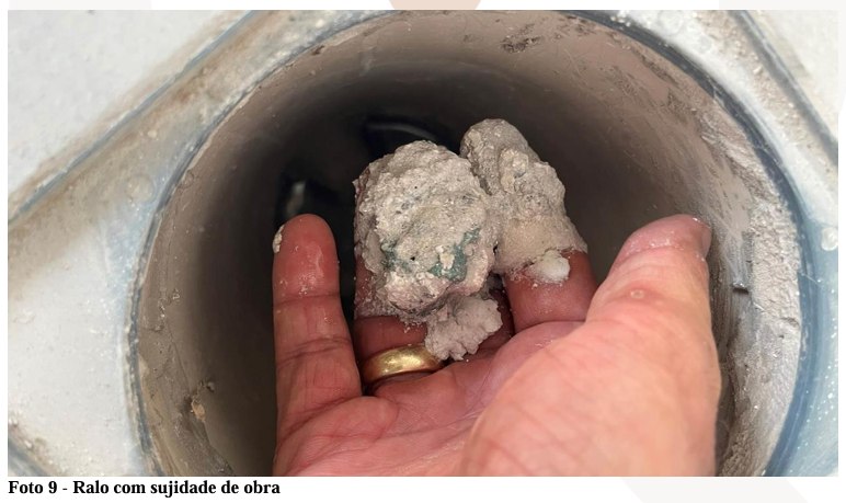 Ralo com sujidade de obra